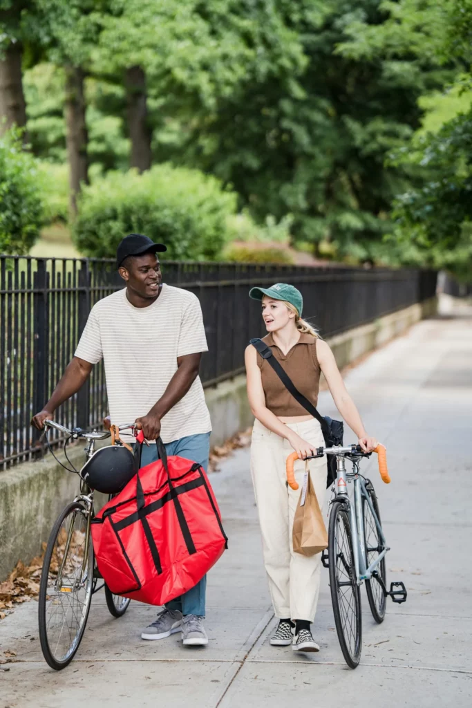 Un homme et une femme qui discutent avec un vélo à la main