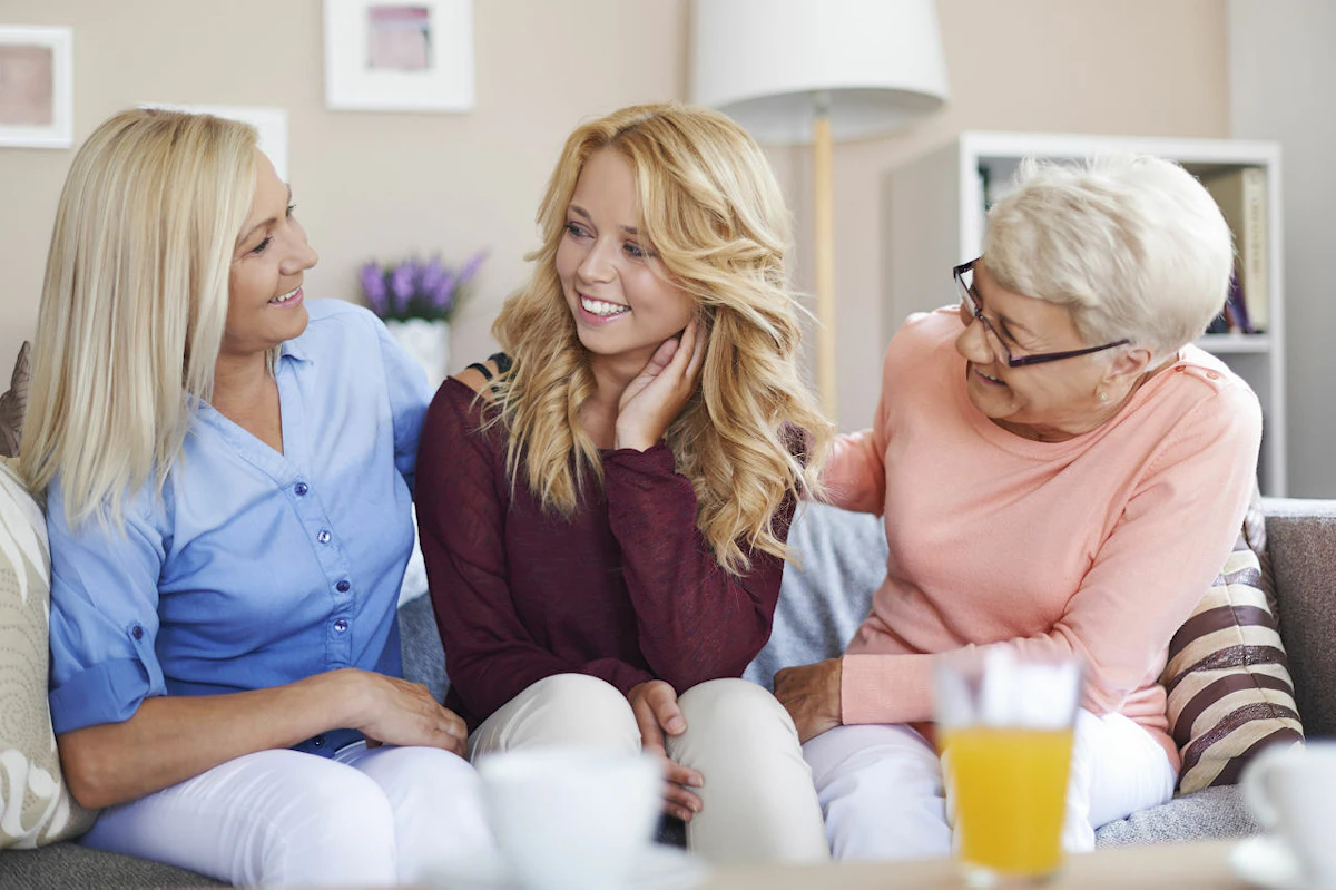 Jeune fille annonce son déménagement, entourée de sa mère et de sa grand-mère