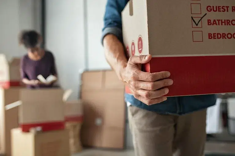 Homme ayant acheté des cartons de déménagement