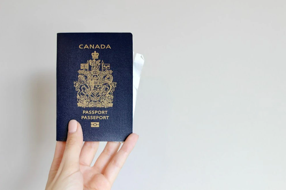 Une main tenant un passeport