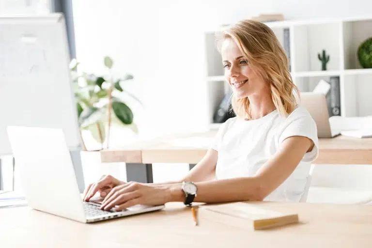 Jeune femme effectuant des recherches d'un professionnel de déménagement