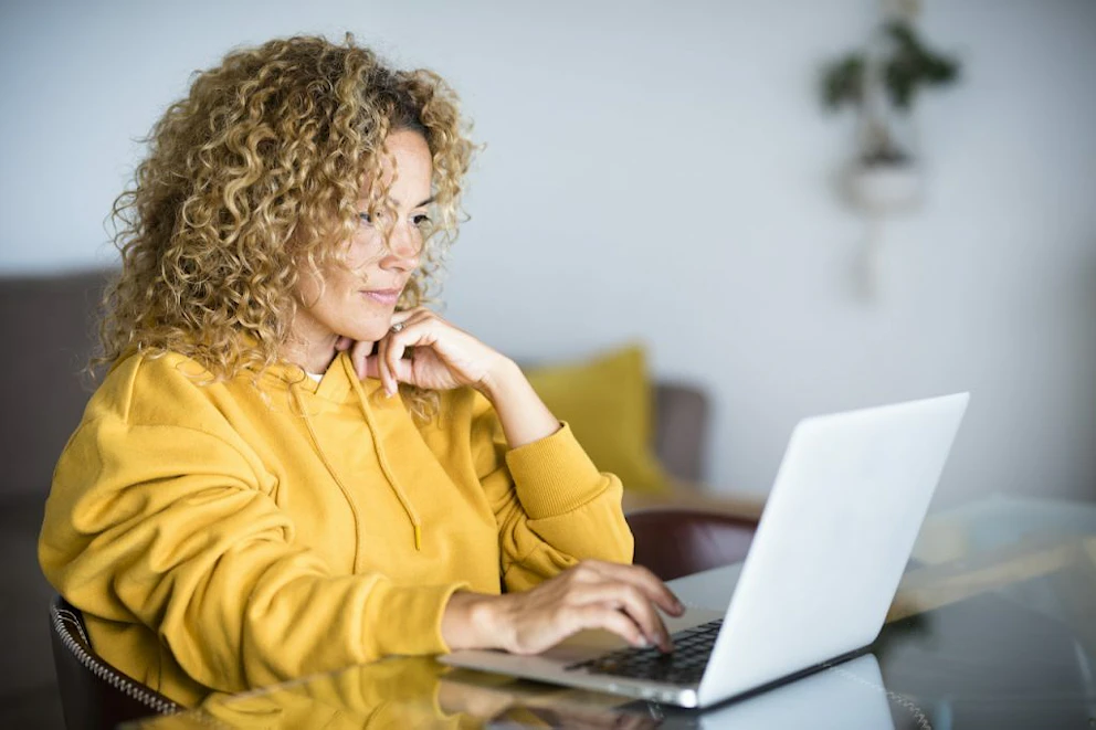 Jeune femme qui consulte son ordinateur portable