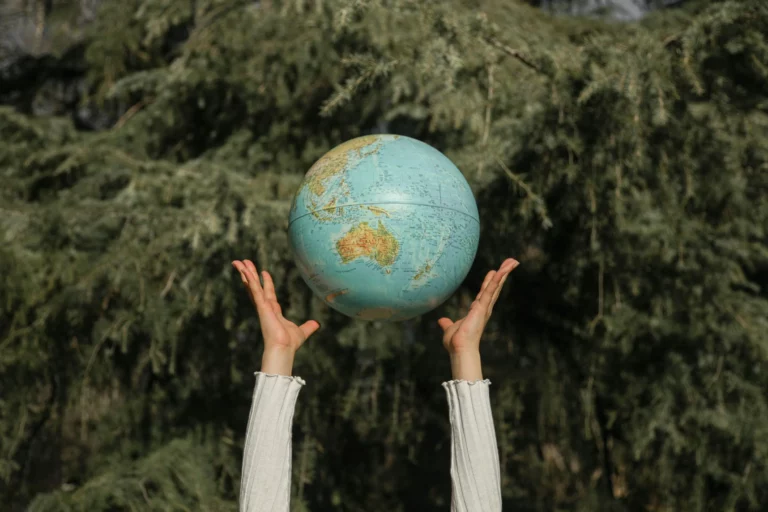 Personne tenant un globe terrestre entre les mains