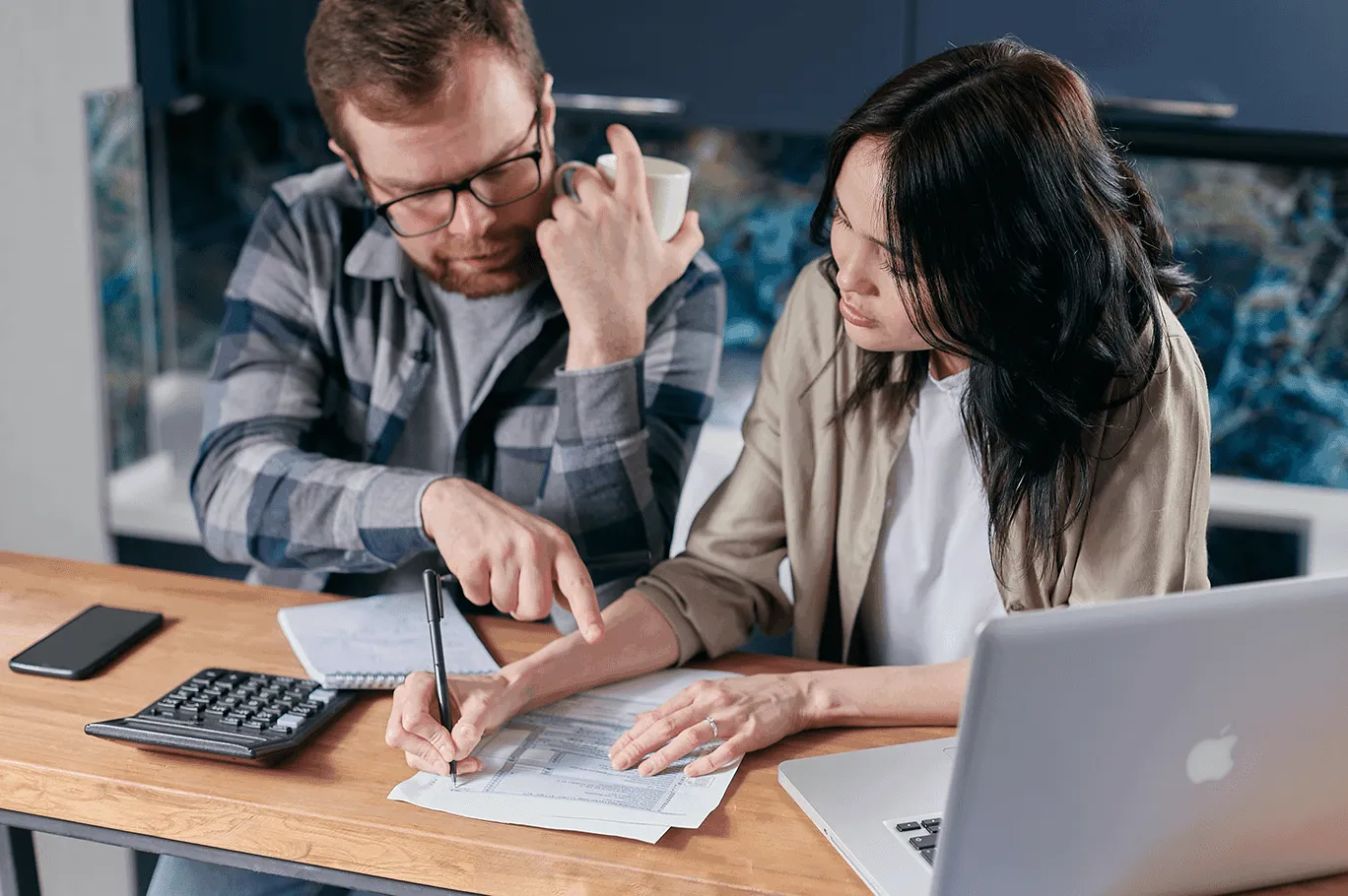 Un homme et une femme font leurs factures