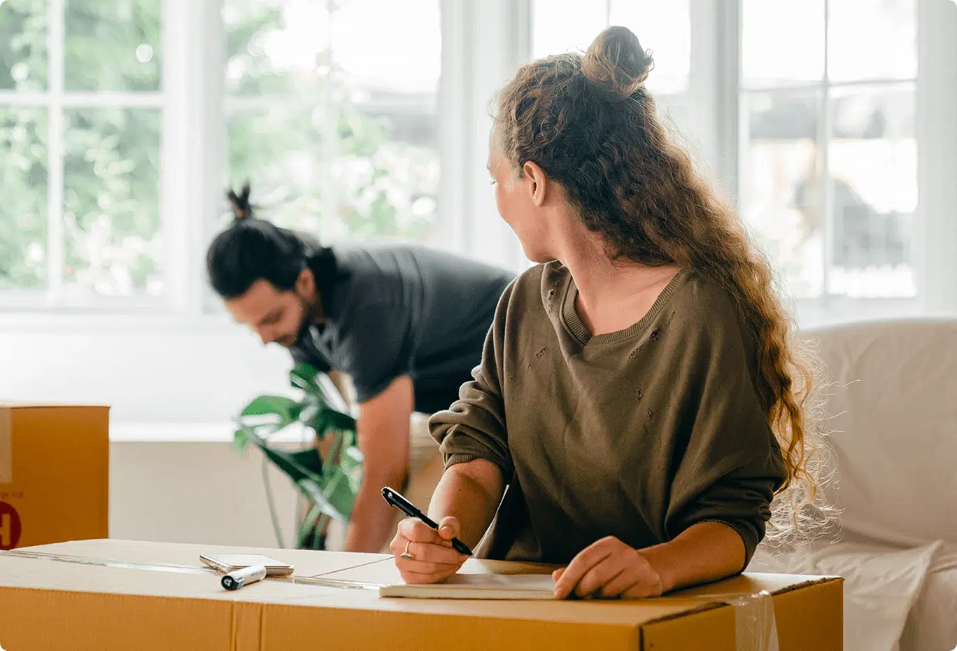 Un couple prépare ses cartons de déménagement