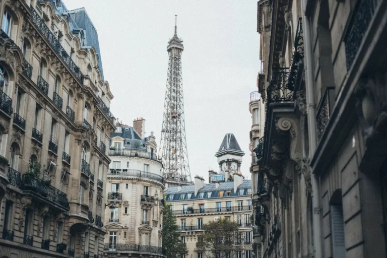Rue parisienne typique de la capitale avec vue sur la Tour Eiffel