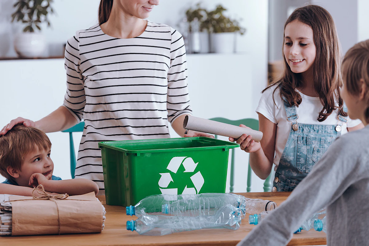 La famille zero déchet recyclant des bouteilles en plastique