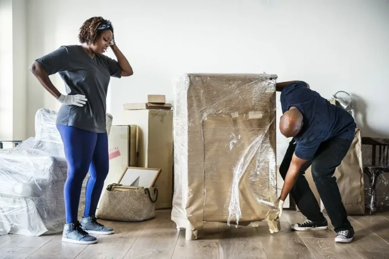 Un homme et une femme désespérés essayant de déménager des meubles seuls