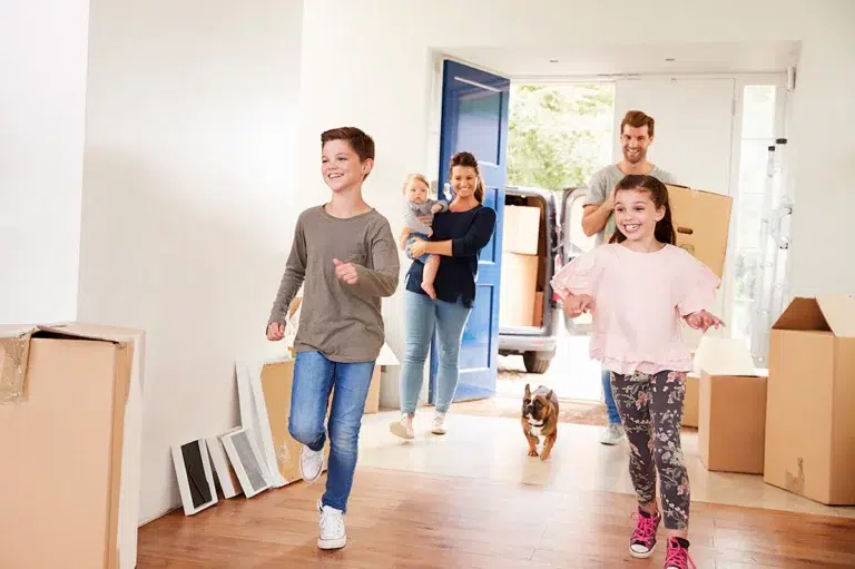 Une famille qui emménage dans son nouvel appartement plein de cartons de déménagement