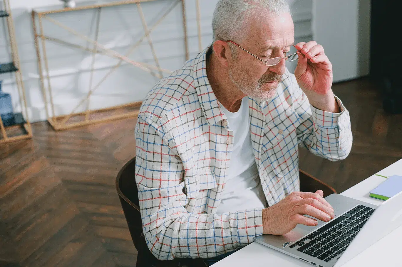 Un homme âgé regarde son écran d'ordinateur