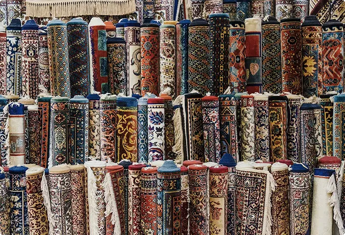 Rangés de tapis persans enroulés