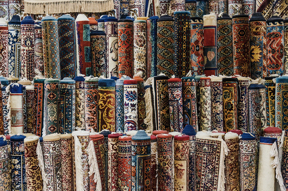 Rangés de tapis persans enroulés