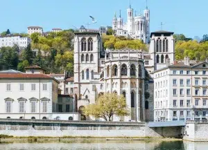 Vue sur Fourvière depuis les quais de Lyon