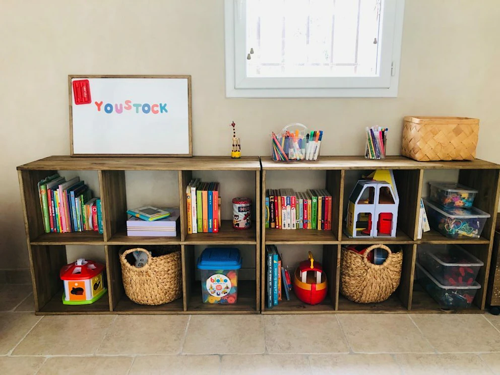 Dernière étape de la fabrication d'un meuble pour ranger les jouets et livres d'enfant
