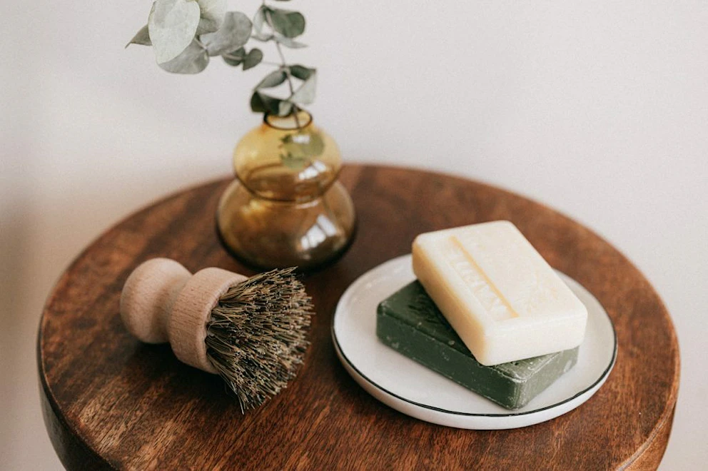 Blocs de savon de Marseille posés sur une petite table en bois