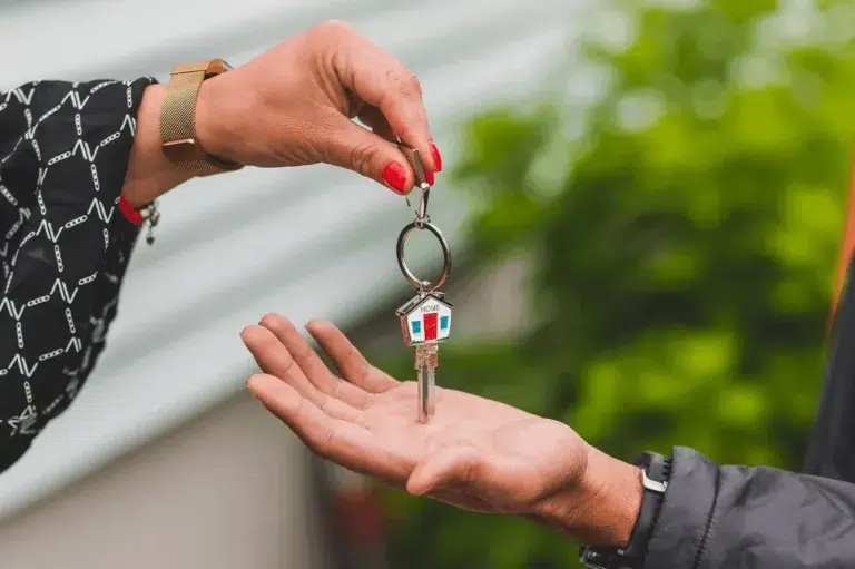 Une main donne des clés de maison à une autre