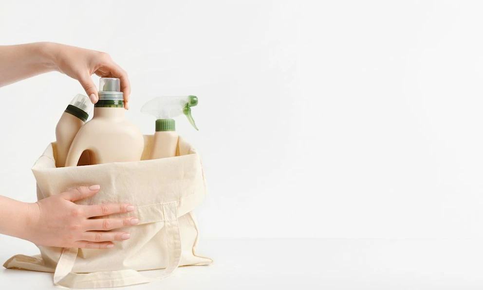 Sac en tissu rempli de bidons et de pulvérisateur naturels