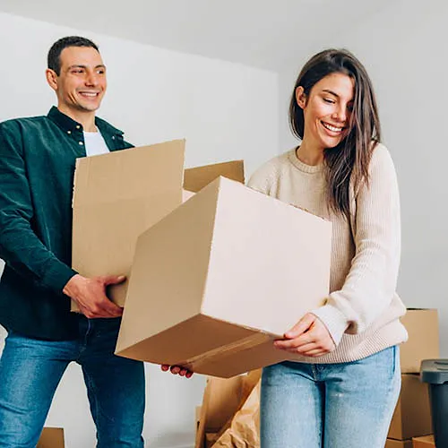Un couple fait ses cartons