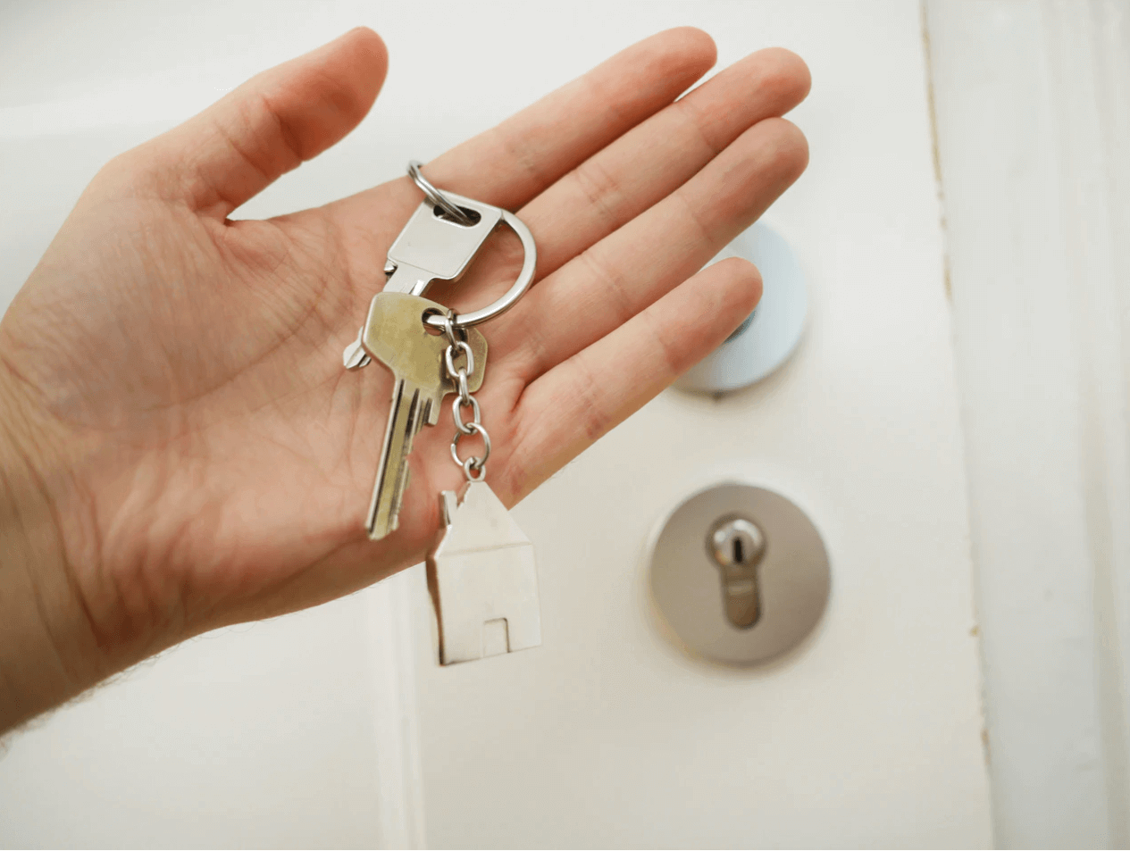 Hand-Holding-House-Keys