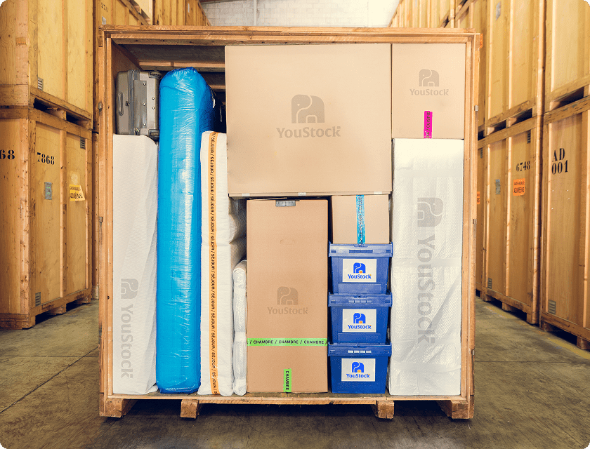 Caisse de garde-meuble remplie de cartons et de meubles emballés