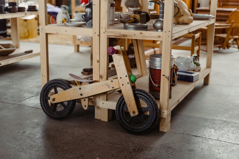 Objets de seconde main posés sur des étagères en bois