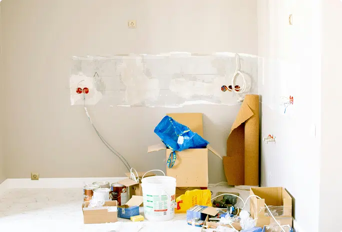 Pièce en travaux remplie d'outils