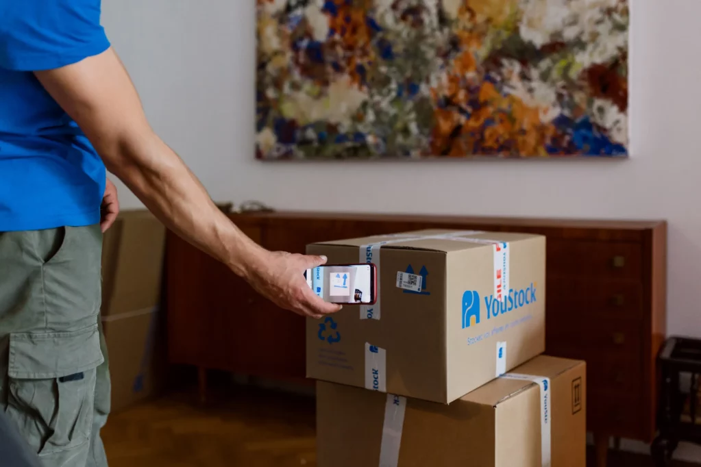 Employé YouStock scannant un carton