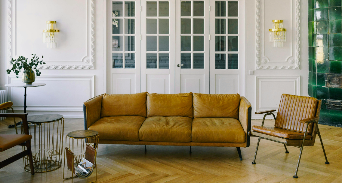 salon moderne avec un grand canapé et un fauteuil