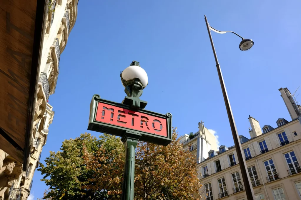 Signalétique station de métro dans Paris intra-muros