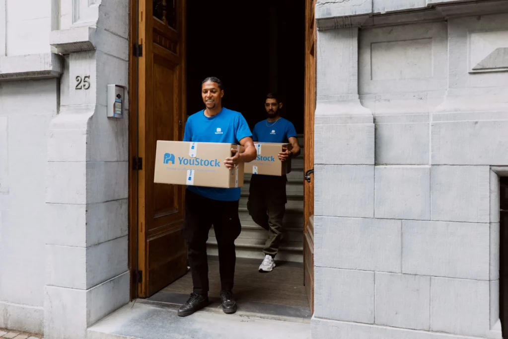 Deux démégeurs YouStock transportent des cartons