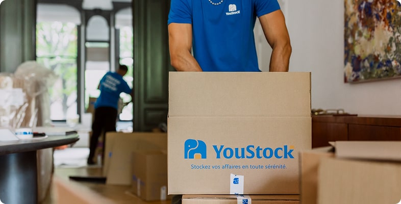 Un professionnel YouStock met en carton des objets avant de les stocker