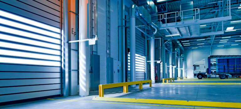 Grand espace de stockage - entrepôt