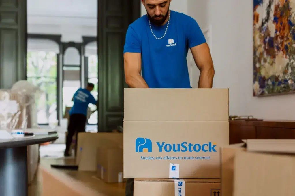 Professionnel YouStock collectant des objets chez un client
