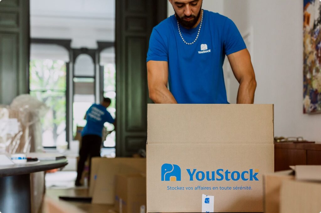 Professionels YouStock collectant des objets chez un client