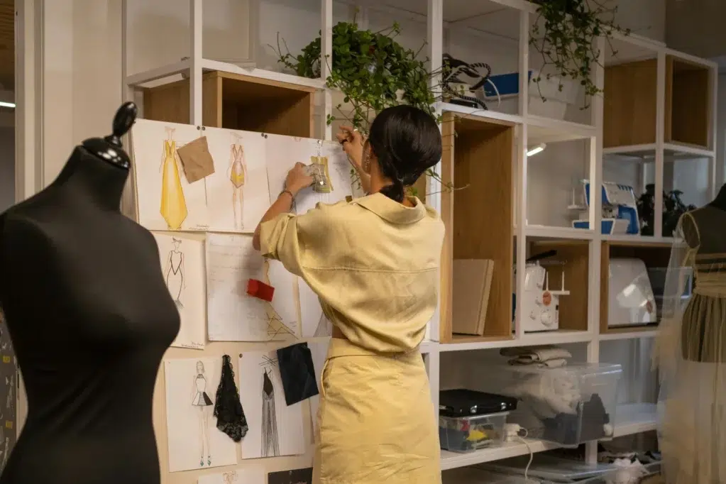 Femme qui travaille sur des patrons de vêtements