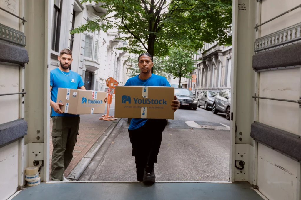 Deux déménageurs transportant des cartons