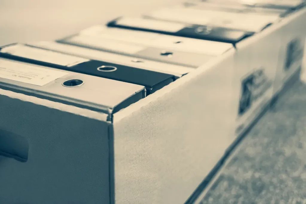 Classeurs stockés dans des cartons