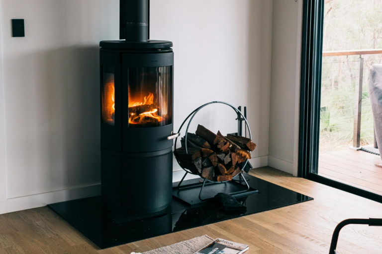 Stockage bois et pellets pour feu de cheminée hiver