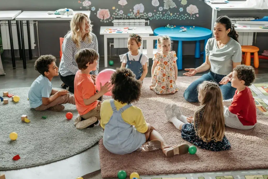 Des enfants et leurs maitresses à la crèche
