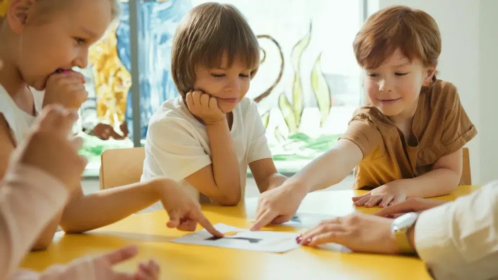 groupe de trois enfants en classe de maternelle