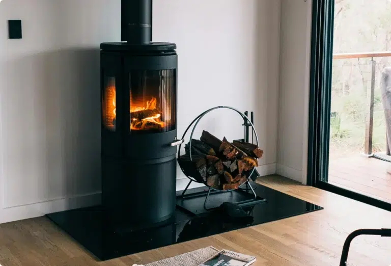 Poêle à bois en marche au milieu d'un salon