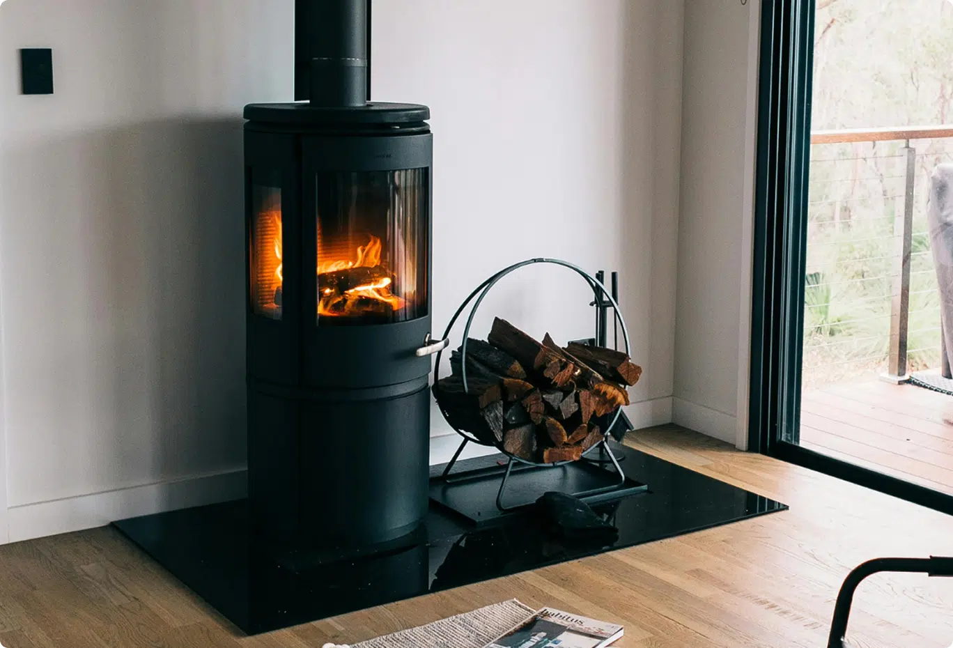 Poêle à bois en marche au milieu d'un salon