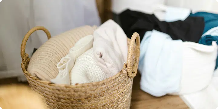 panier à linge qui déborde