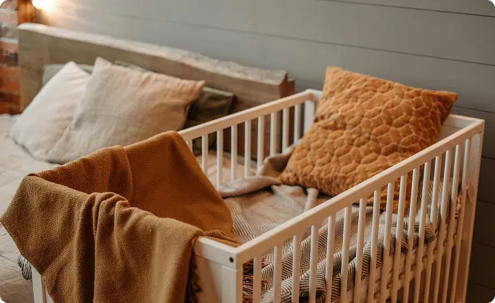 Berceau enfant à côté d'un lit parental