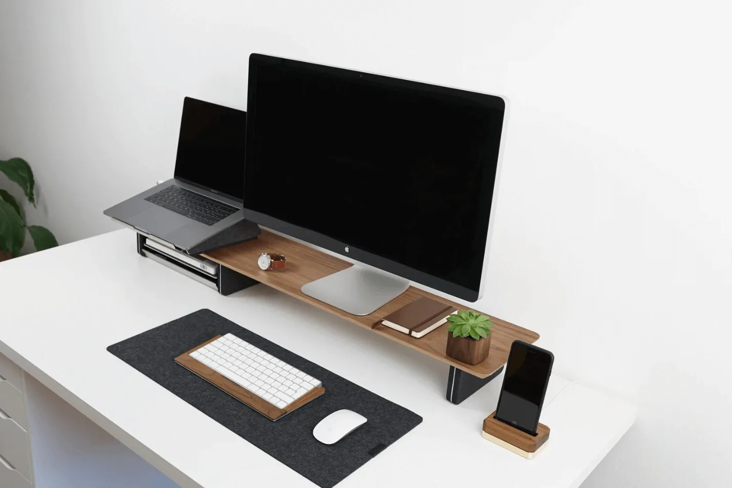 Minimal desk setpup