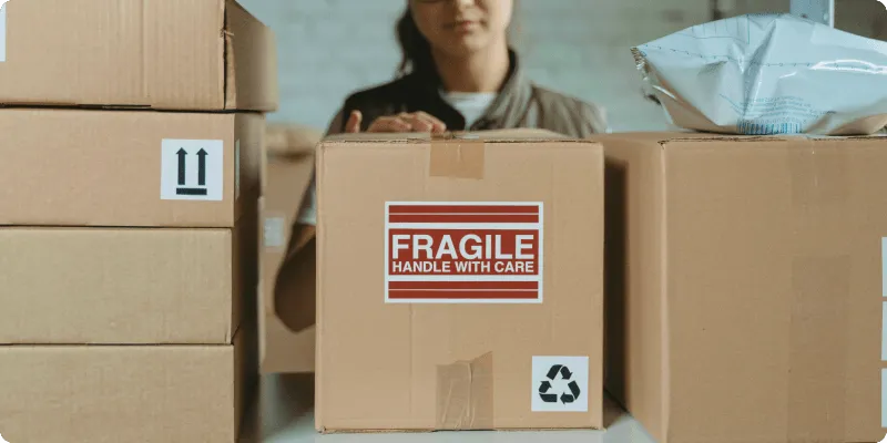 Cartons sur étagère