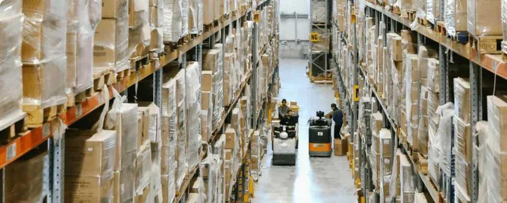 Allée d'un entrepôt de stockage