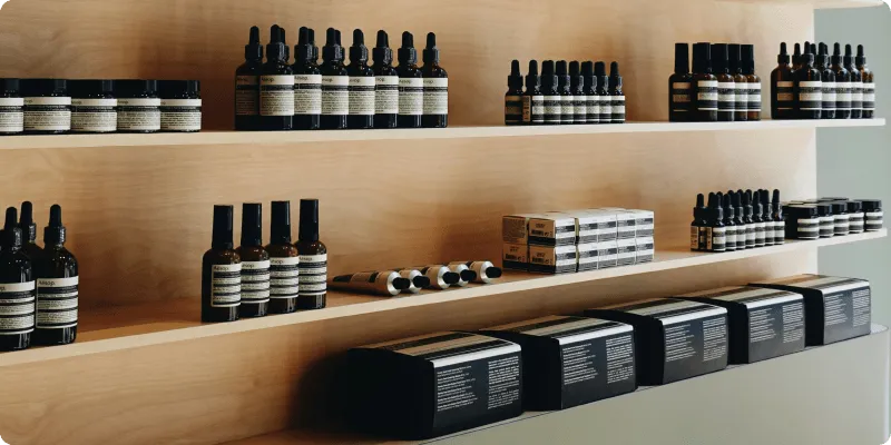 Produits présentés sur des étagères