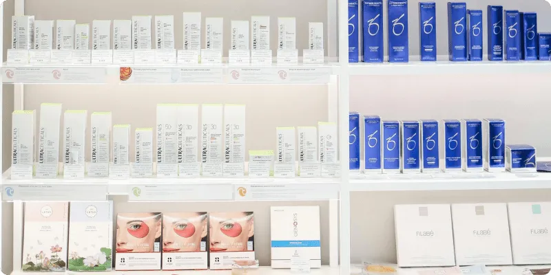 Produits cosmétiques sur présentoirs