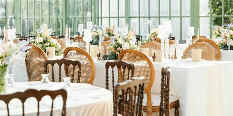 Salle de mariage avec des tables décorées et fleuries